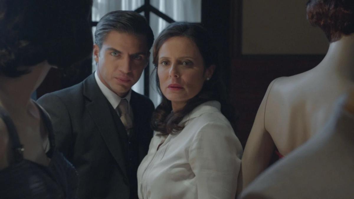 Maxi Iglesias y Aitana Sánchez Gijón en la serie 'Velvet'