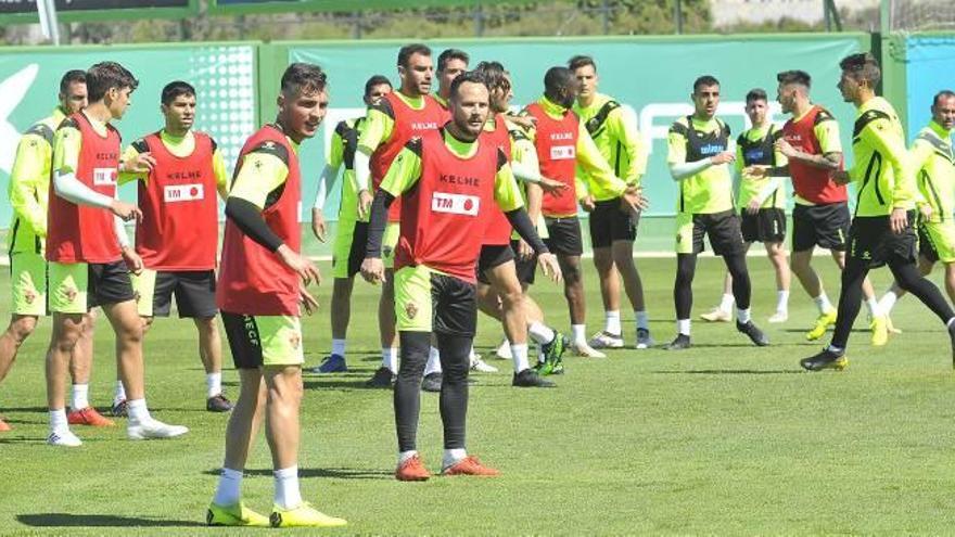 Los jugadores del Elche, atentos durante una acción del último entrenamiento de la semana en el campo anexo al Martínez Valero.