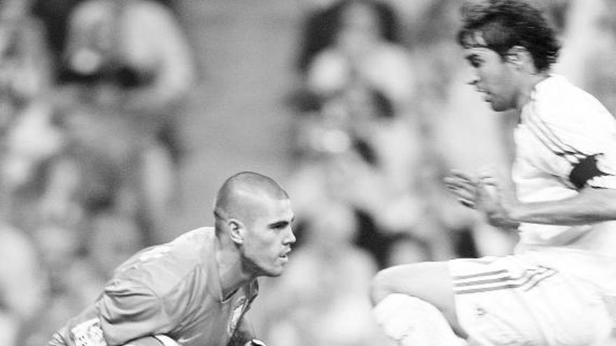 Raúl salta ante Víctor Valdés, que atrapa la pelota, en el derbi del pasado miércoles en el Santiago Bernabeu.