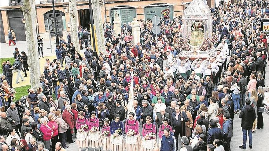 Multitudinaria procesión de bajada de la Virgen de Araceli desde el Santuario