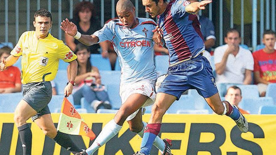 Vasco pugna con un rival en el partido ante el Levante