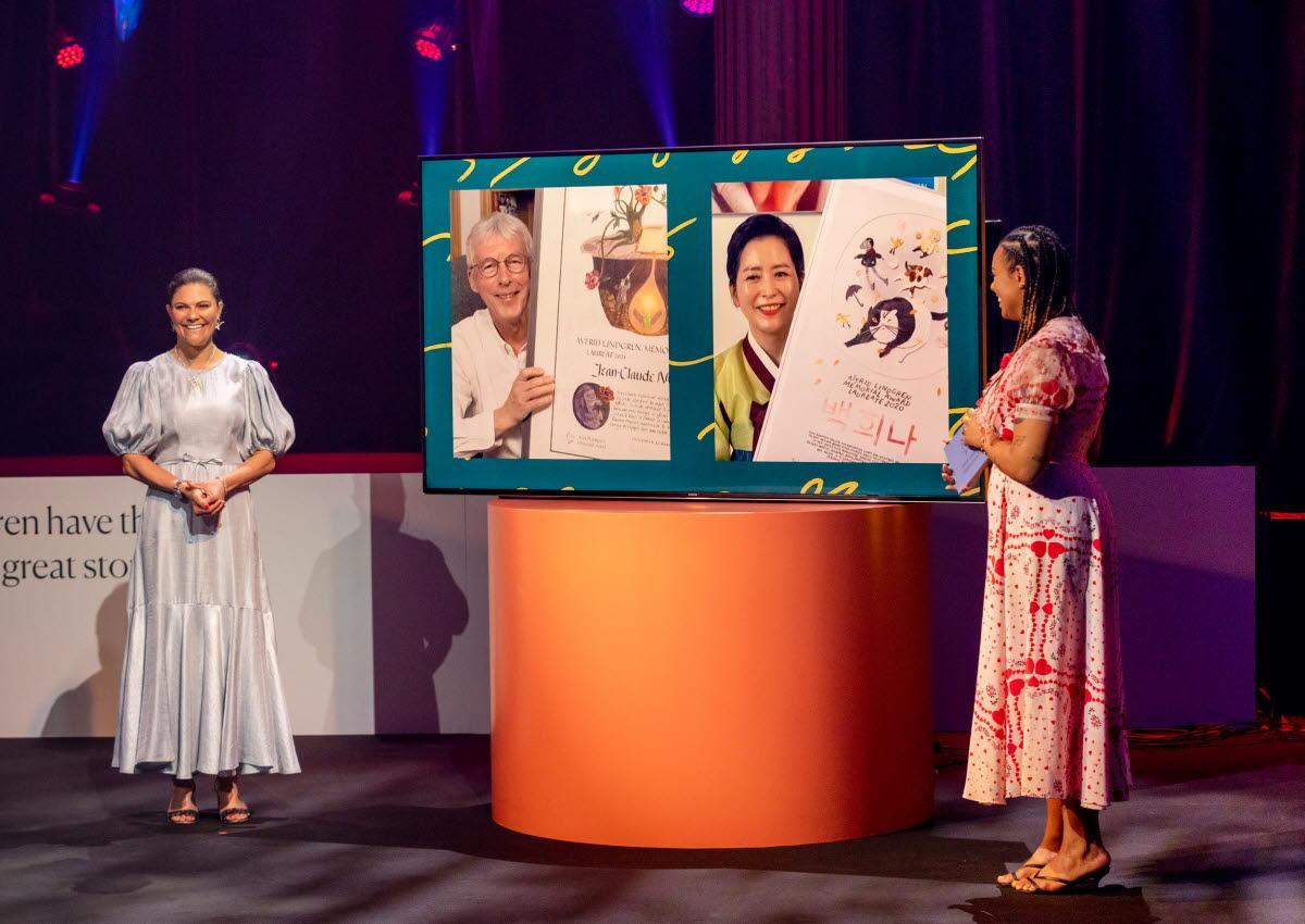 Ceremonia de entrega del Premio Memorial Astrid Lingren 2021 al escritor francés Jean-Claude Mourlevat (centro de la imagen), por la princesa heredera Victoria de Suecia (izquierda).