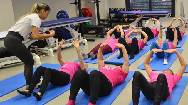 Dones fan exercicis per millorar la salut del sòl pelvià. | MATÍAS SEGARRA