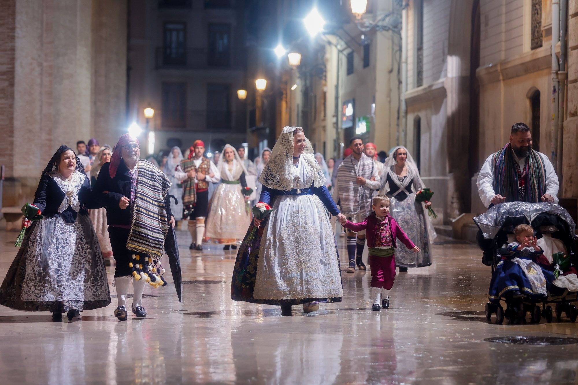 Todas las fotos de la Ofrenda del 18 de marzo por la calle San Vicente entre las 21:00 y las 22:00 horas