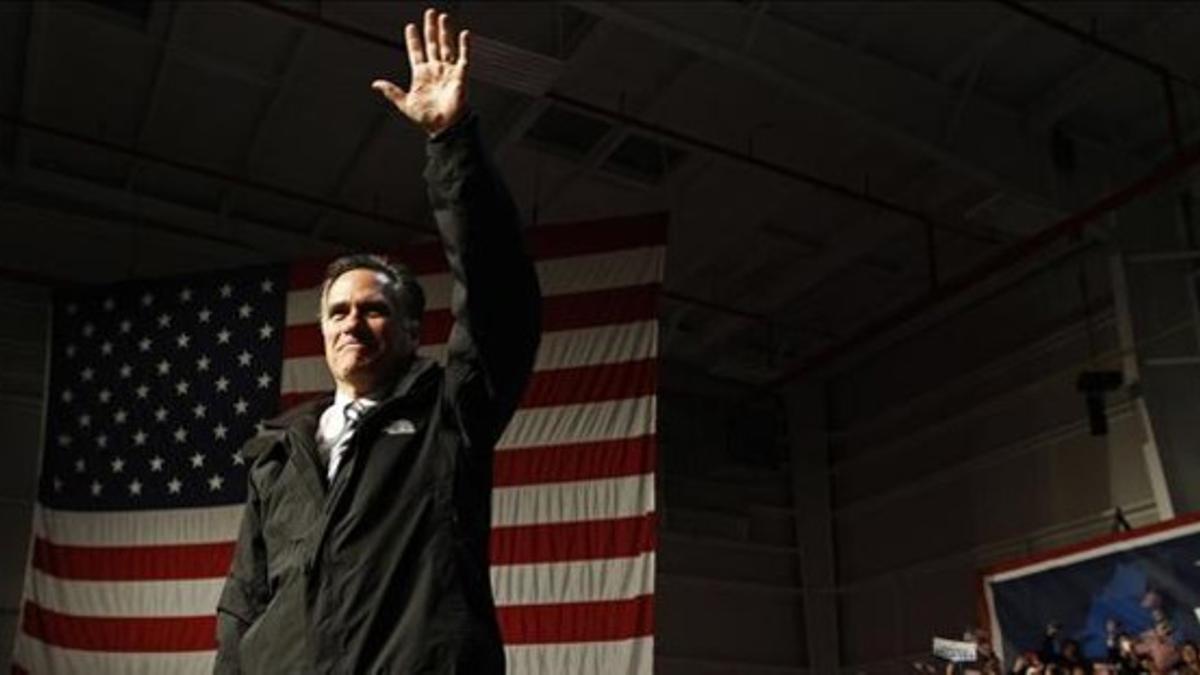 Romney saluda a sus seguidores en un acto en Newport News (Virginia), el domingo.