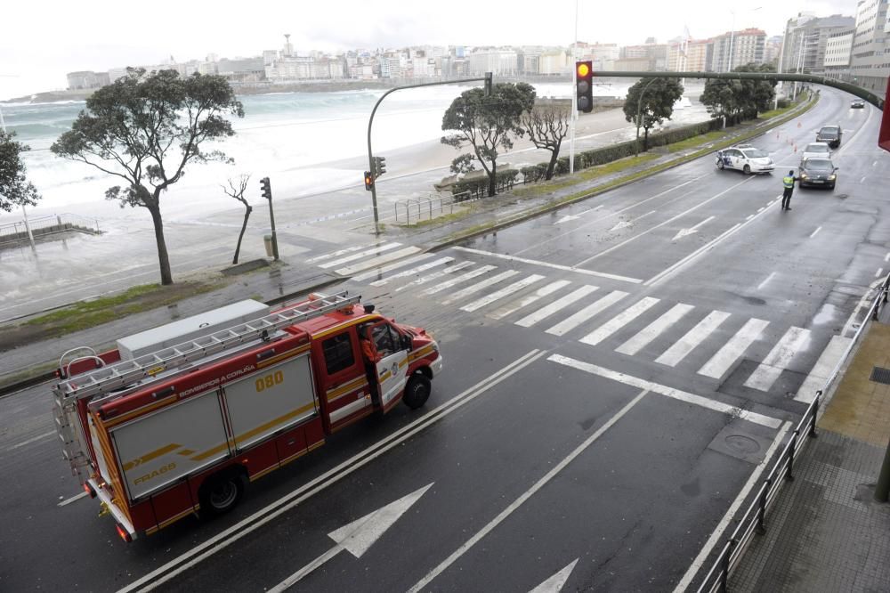 El temporal obliga a cortar el paseo marítimo