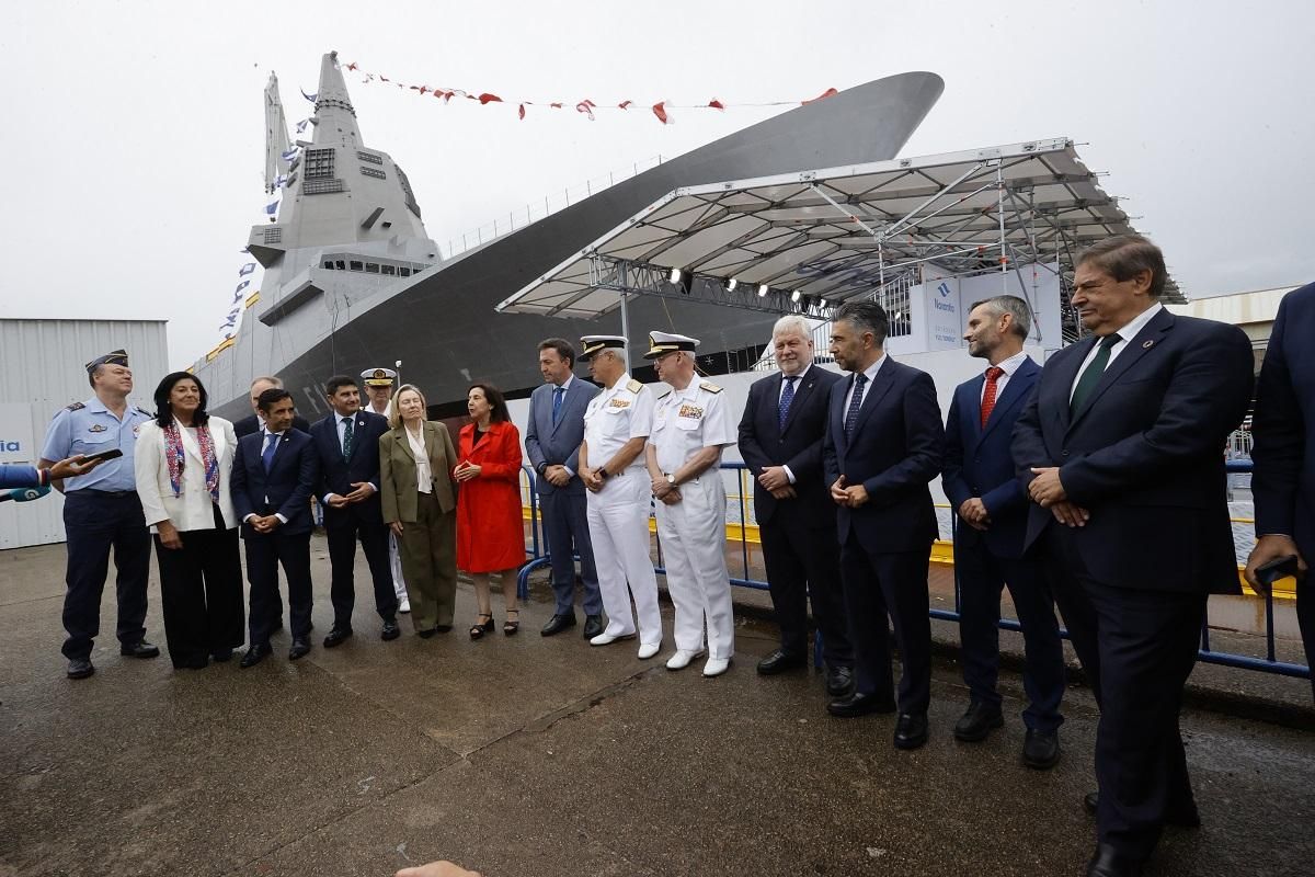 Robles, con el director de Navantia y otras autoridades, esta mañana en Navantia