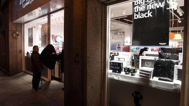 Escaparate promocional del 'Black Friday' en una tienda de la calle Real de A Coruña.