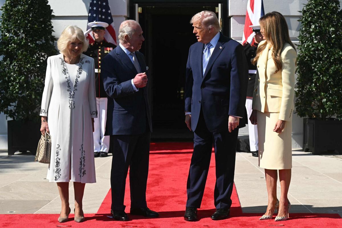 El presidente de Estados Unidos, Donald Trump (centro-derecha), y la primera dama, Melania Trump (derecha), saludan al rey Carlos III de Inglaterra (centro-izquierda) y a la reina Camilla de Inglaterra