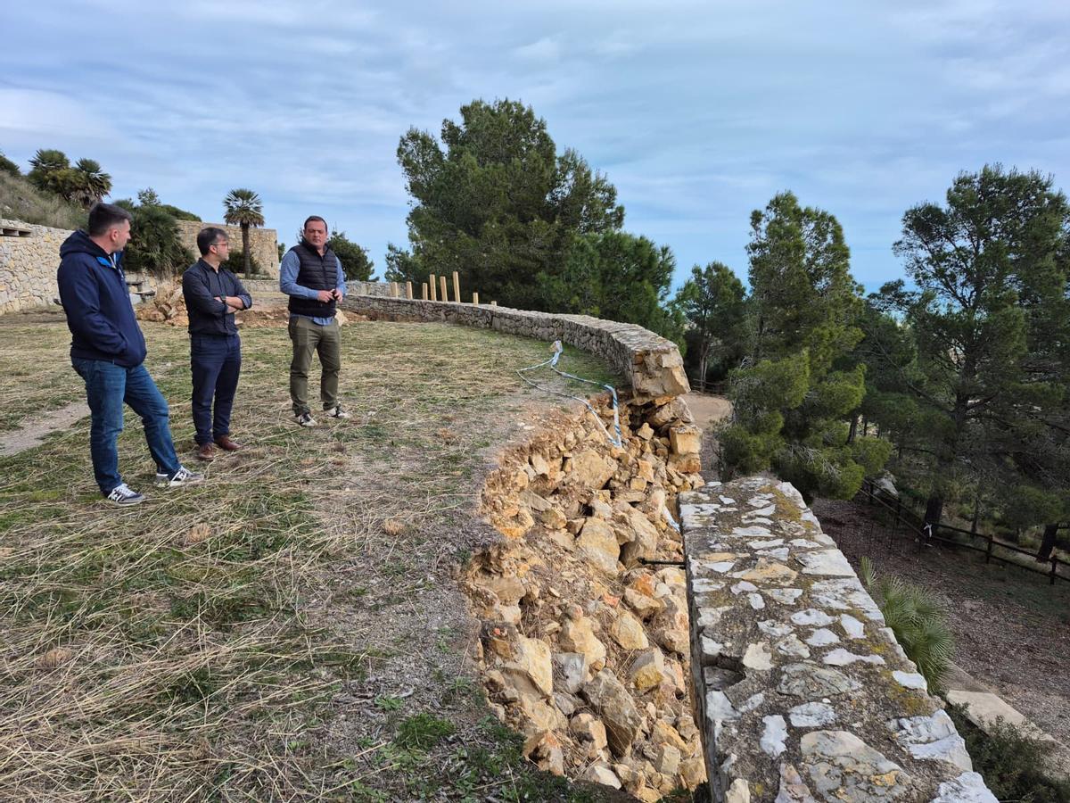 Las lluvias causaron desprendimientos en el muro de la ermita.