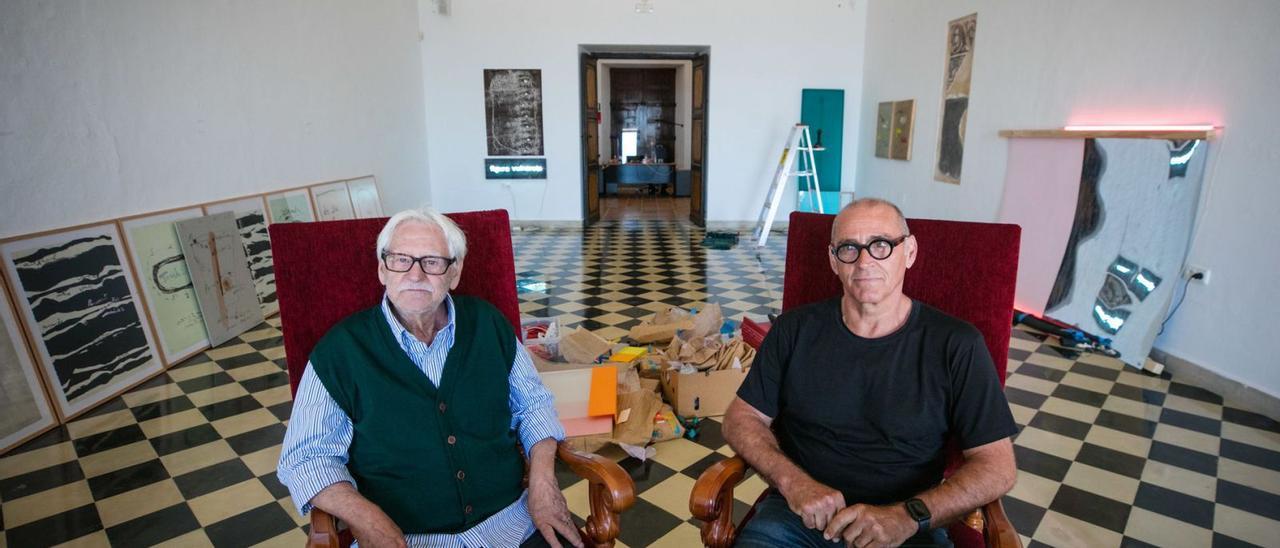 Josep Vallribera y su sobrino, José Carlos Bonet Vallribera, ayer, durante el montaje de la exposición.  | VICENT MARÍ