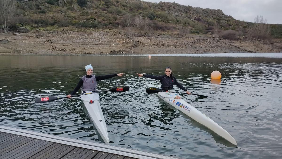 Eva Barrios y Laura Pedruelo, tras un entrenamiento en el embalse. | Cedida