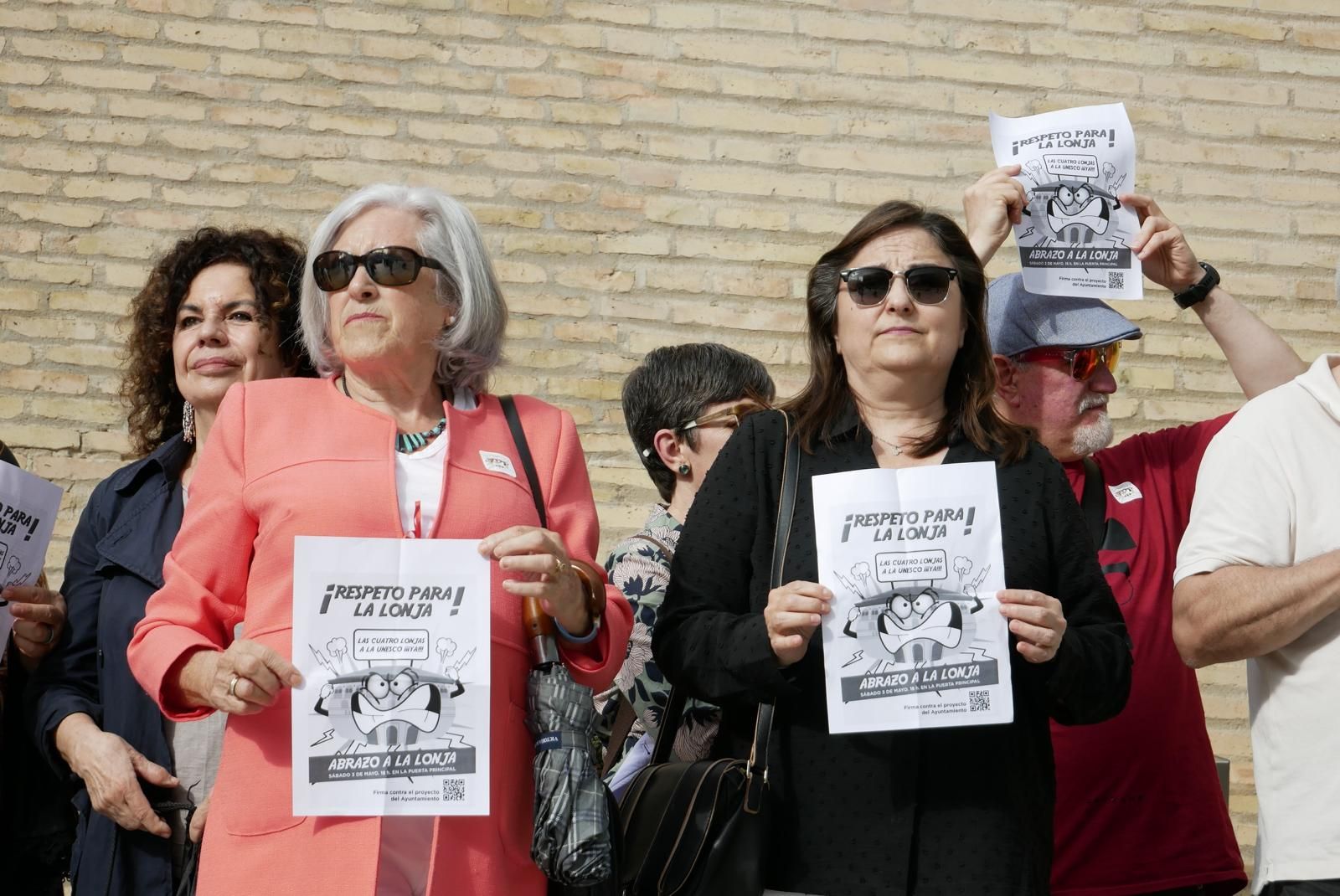 En imágenes | El abrazo a la Lonja de Zaragoza