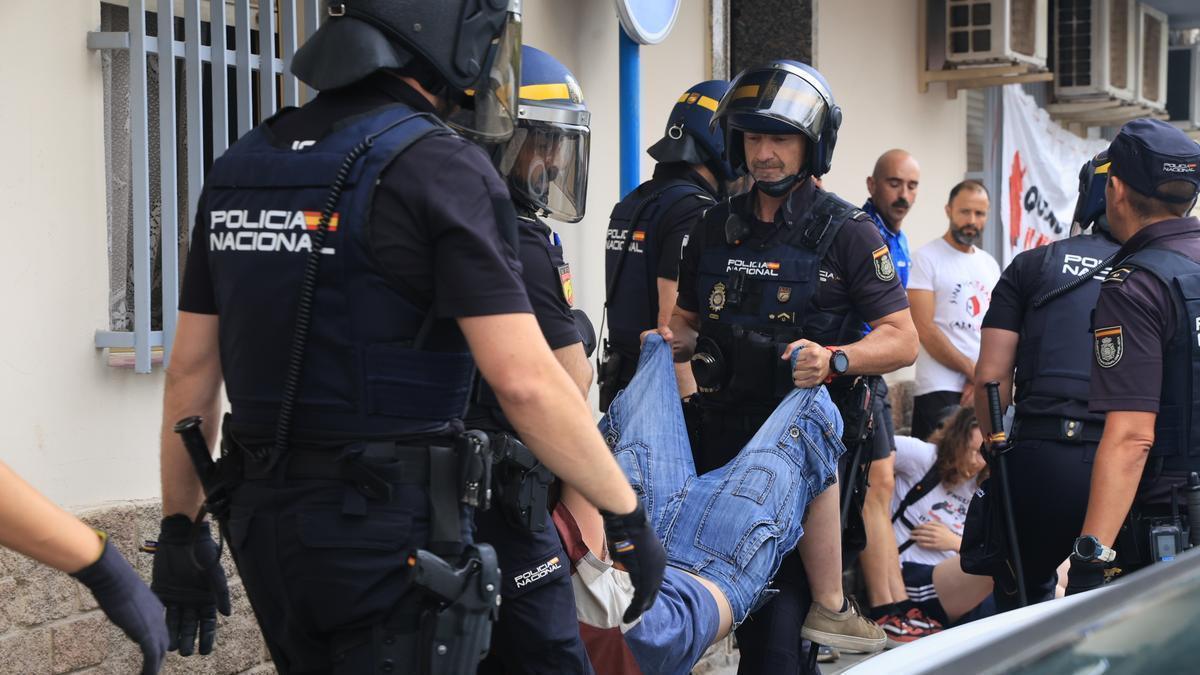 Tensión entre policías y manifestantes en el desalojo de una mujer y sus dos hijos menores en Alicante