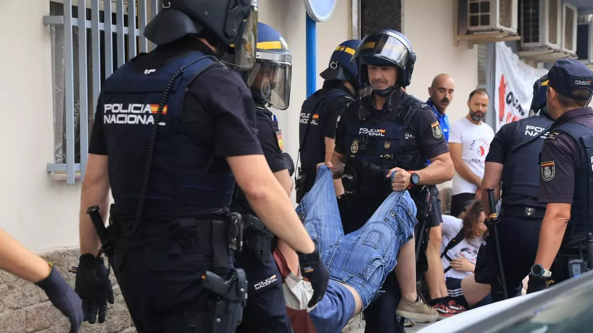 Tensión entre policías y manifestantes en el desalojo de una mujer y sus dos hijos menores en Alicante