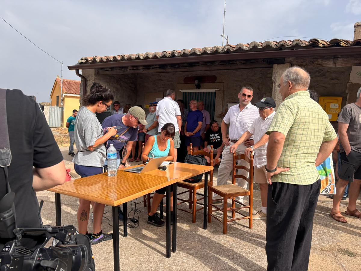 GALERÍA |  La plataforma "Sayago Renace" da sus primeros pasos tras el incendio