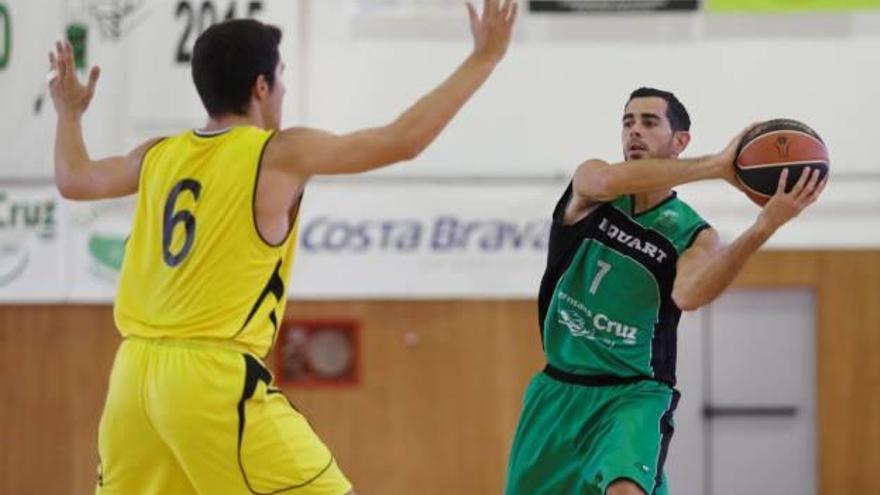 Jordi Bataller, provant de fer una passada en el partit d&#039;ahir contra l&#039;Arenys.