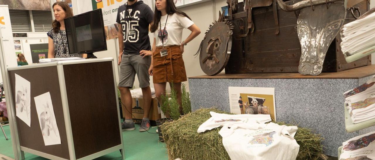 Miembros de “Todos contra el fuego”, en el stand de la feria Venandi. |