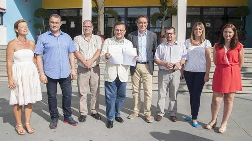 Heredia y Ortiz junto a concejales socialistas del Ayuntamiento de Torremolinos.