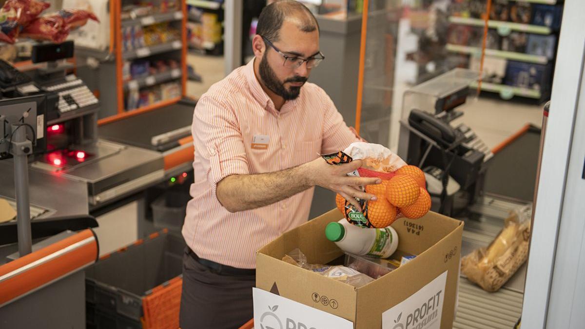Atención personalizada y más de 1.000 metros cuadrados así es la nueva tienda del supermercado cooperativo Consum en la Región de Murcia