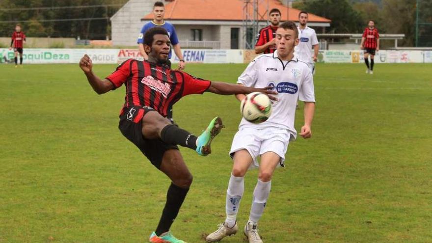 Yemba (izqda.) disputa un balón a un contrario durante un partido jugado en el Cortizo. // Bernabé/Gutier