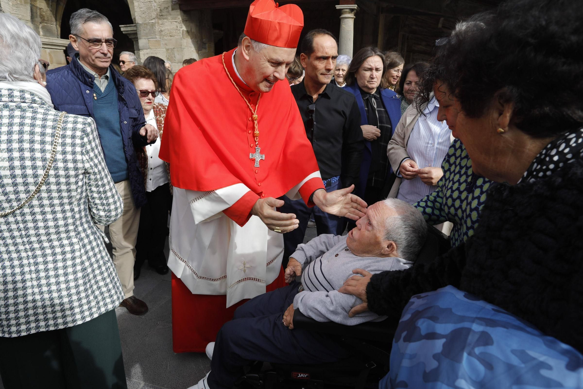 El cardenal Ángel Fernández Artime oficia la primera misa cardenalicia de Gozón en el día de Todos los Santos en la parroquia de Santa María de Luanco