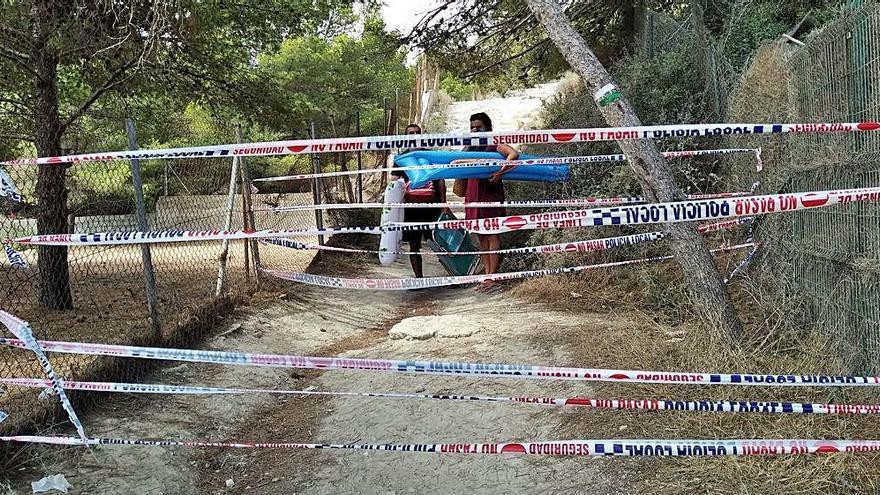 Xàbia precinta una senda para evitar que los bañistas se cuelen en la cala de la Barraca