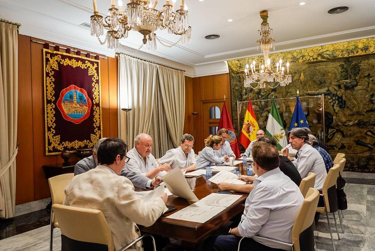 Reunión de la comisión de Feria con Torrico y Urbano, hoy en el Ayuntamiento.