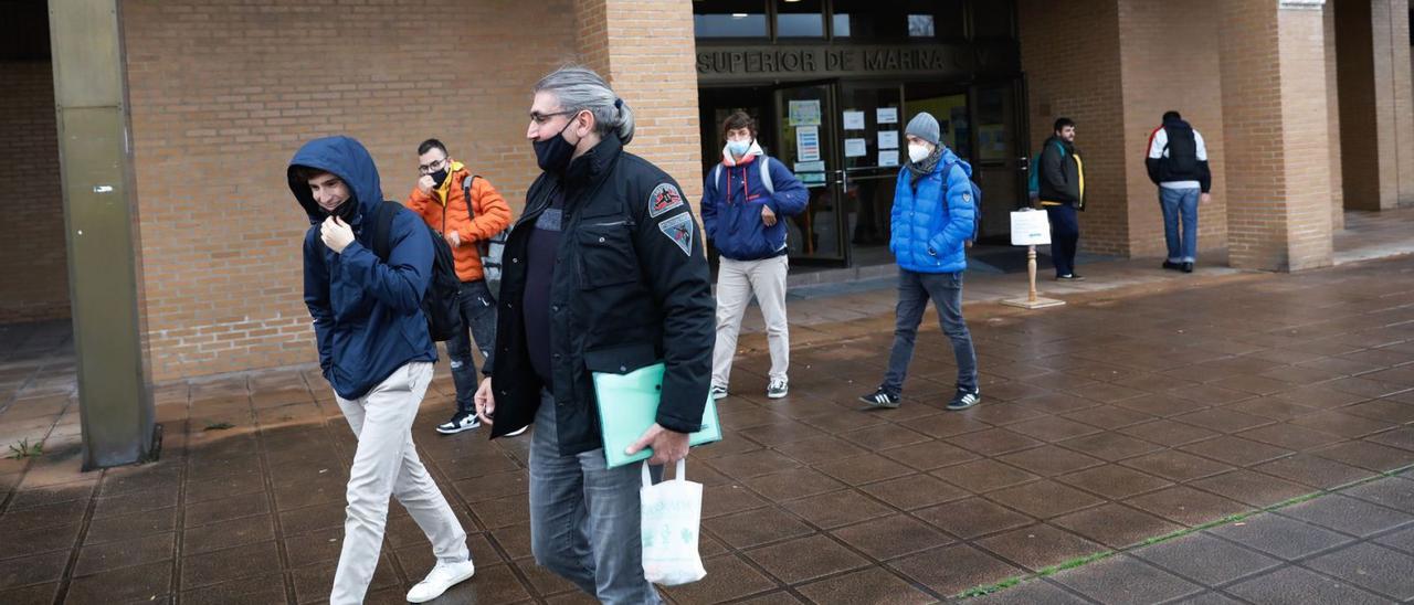 Estudiantes, a la salida de la Escuela de Marina Civil.