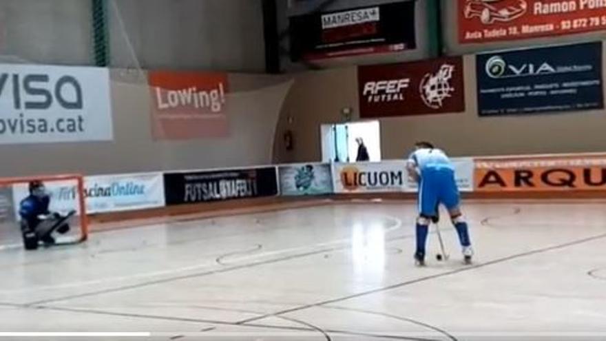 Captura de pantalla de la jugada &#039;fair play&#039; del partit d&#039;hoquei disputat aquest cap de setmana entre el Club Patí Manresa i el CH Mollerussa