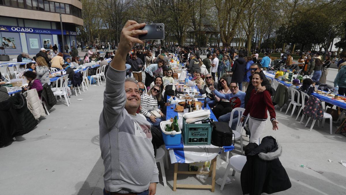 PARTICIPANTES EN LA COMIDA EN LA CALLE DE 2024 EN LA PLAZA PEDRO MENENDEZ