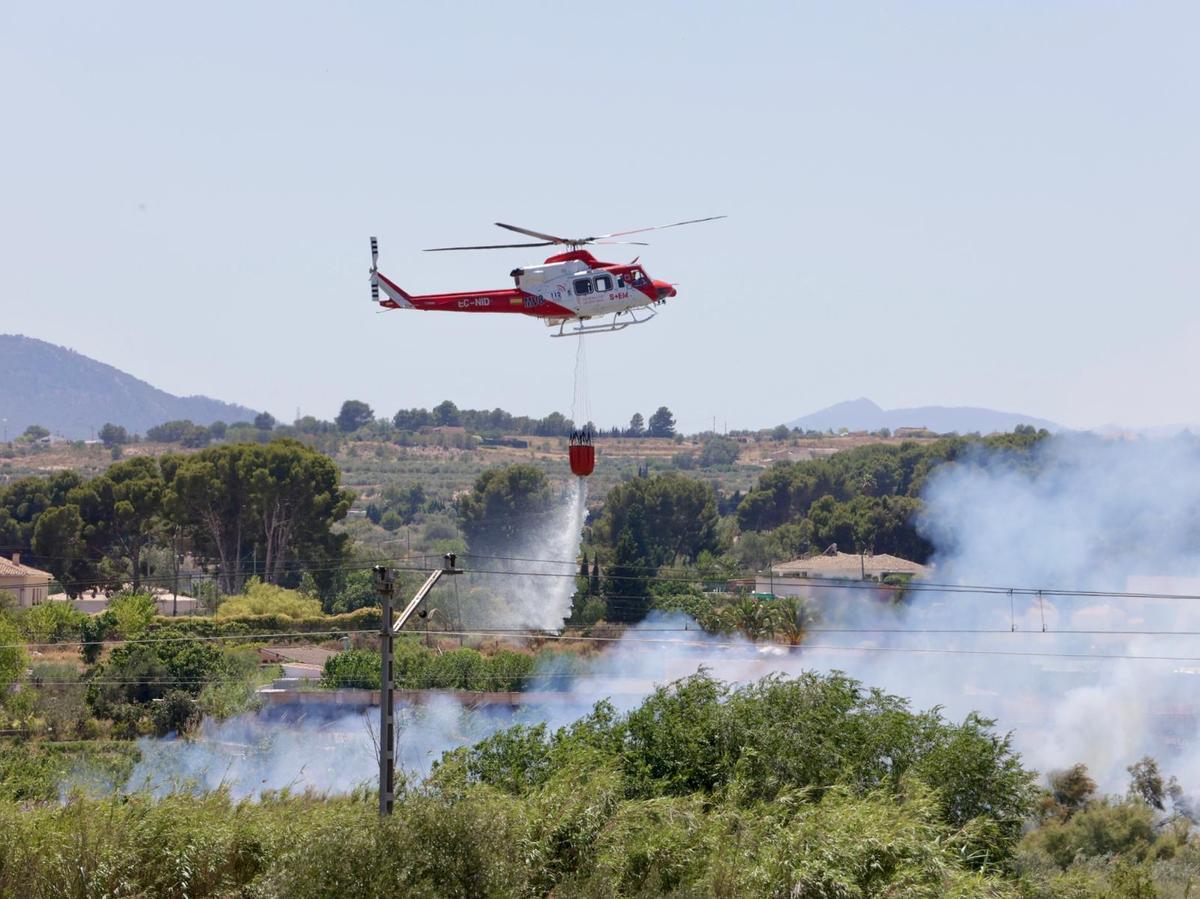 Las imágenes del incendio declarado en el cauce del río Vinalopó en pleno casco urbano de Sax Las imágenes del incendio declarado en el cauce del río Vinalopó en pleno casco urbano de Sax