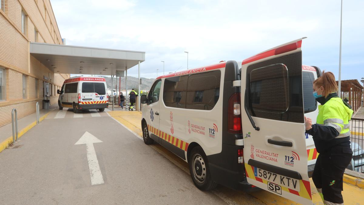 Ambulancias a la entrada de Urgencias del Hospital General de Castellón.