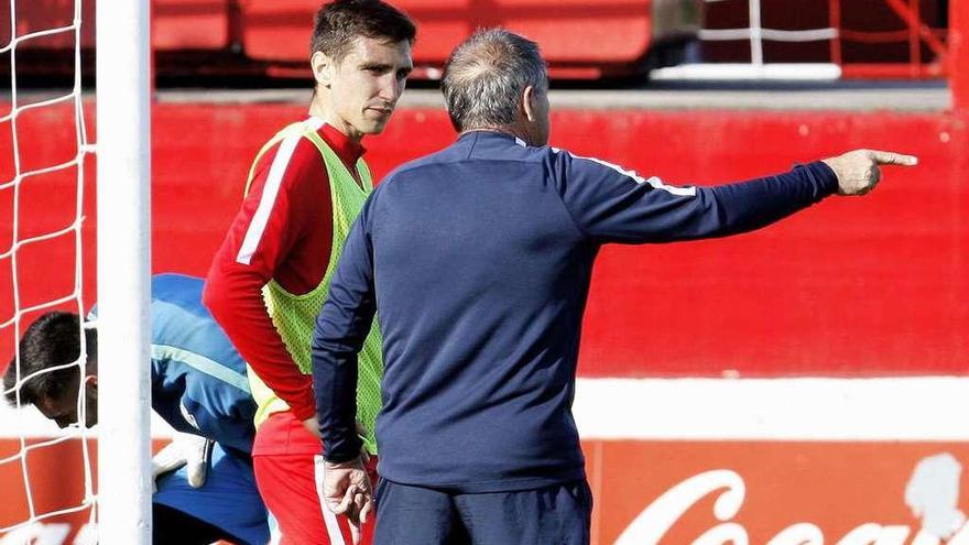 Herrera corrige a Scepovic al término del entrenamiento de ayer en Mareo.