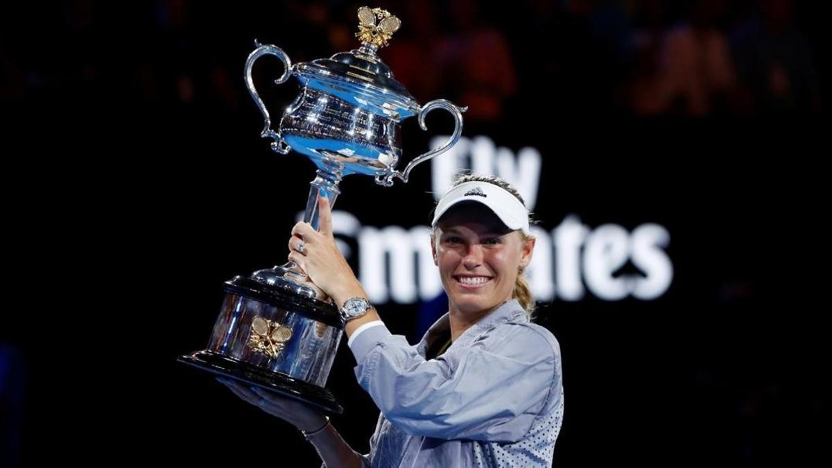 Caroline Wozniacki exhibe el trofeo del Open de Australia que conquistó en enero del 2018 al vencer en la final a Simona Halep.