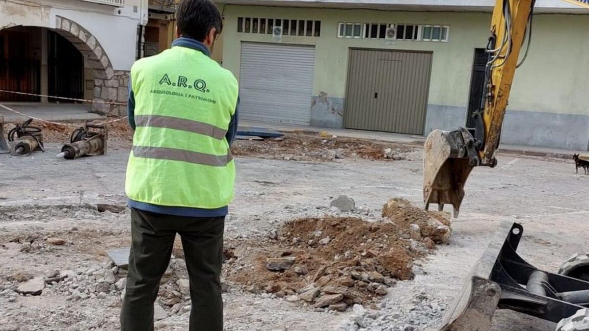 Un miembro de la empresa de arqueología supervisa los trabajos en Almassora. | MEDITERRÁNEO