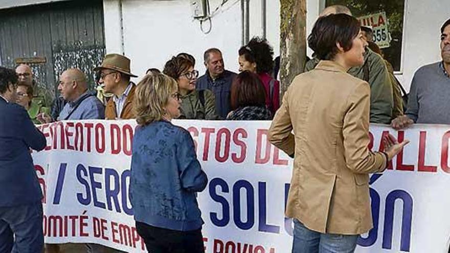 Los diputados socialistas Losada y Torrado y las nacionalistas Prado y Pontón hablan con el comité de Povisa, concentrado ayer frente al Parlamento.  // Xoán Álvarez