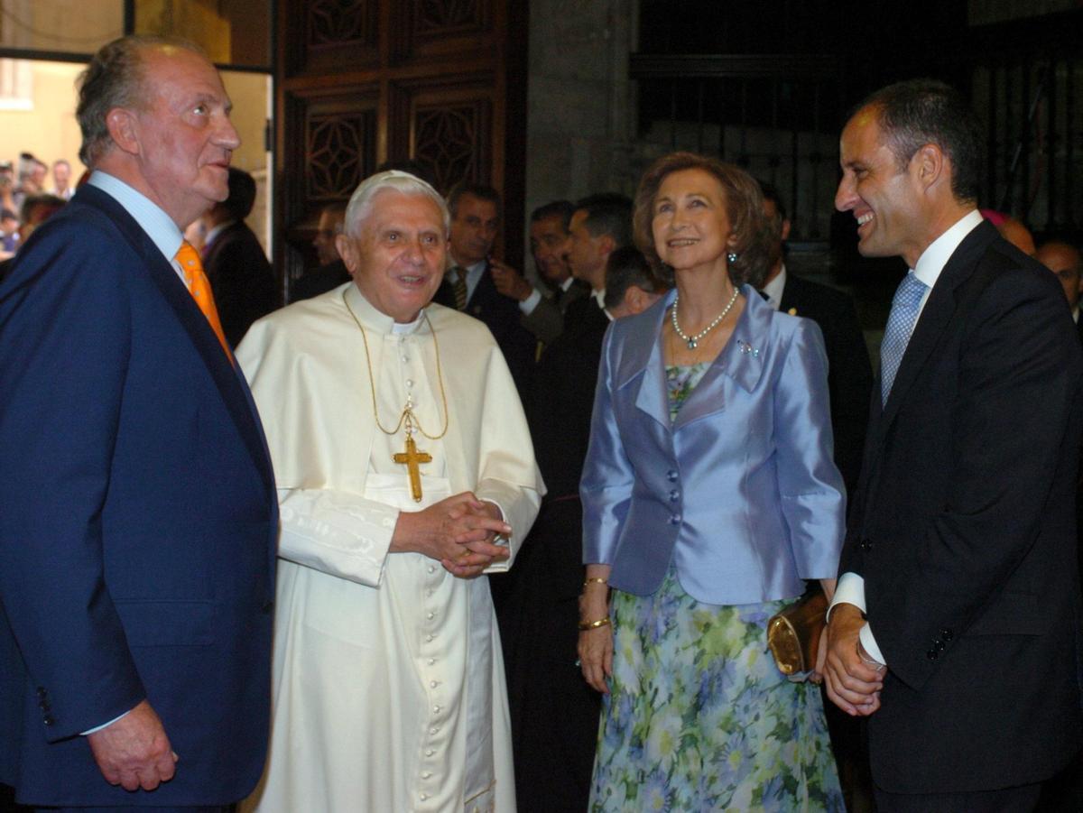 El Papa Benedicto XVI en València junto a los reyes Juan Carlos I y Sofía y Camps.