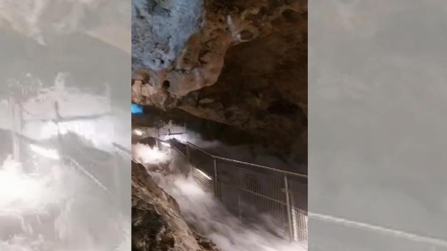 Estado del río subterráneo que recorre la Cueva de las Güixas estos días
