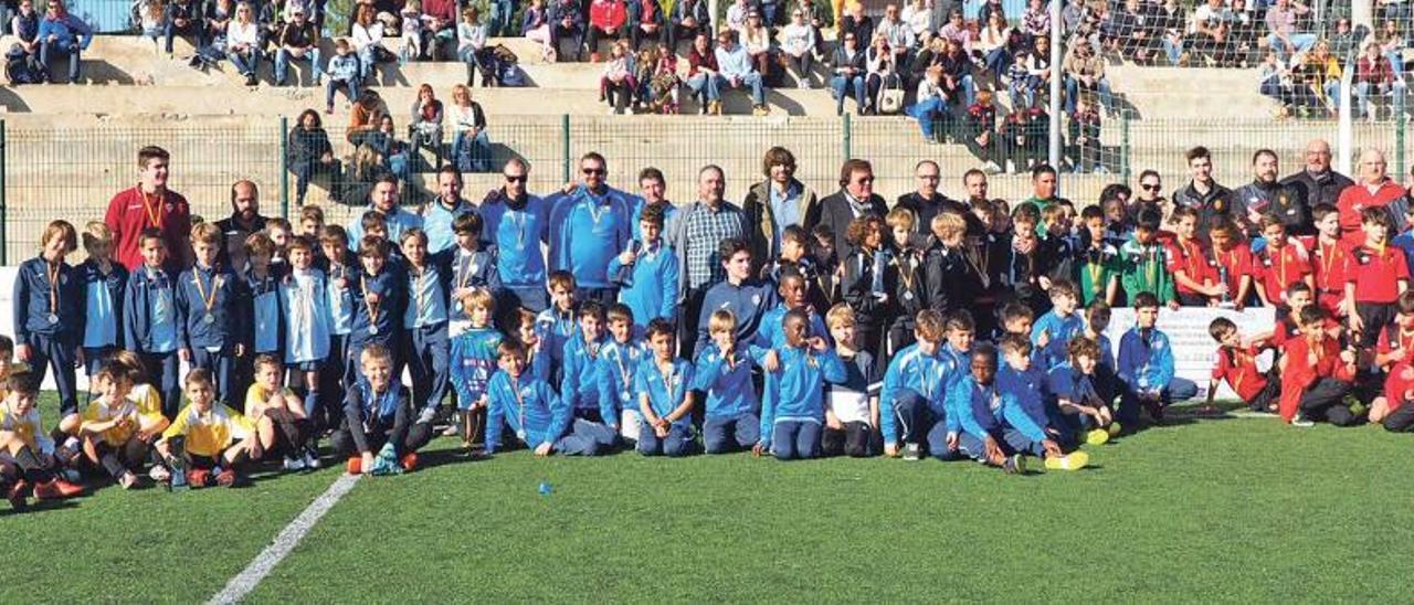 Foto de familia de los equipos participantes en el I Torneo Aldeas Infantiles SOS celebrado en La Salle.