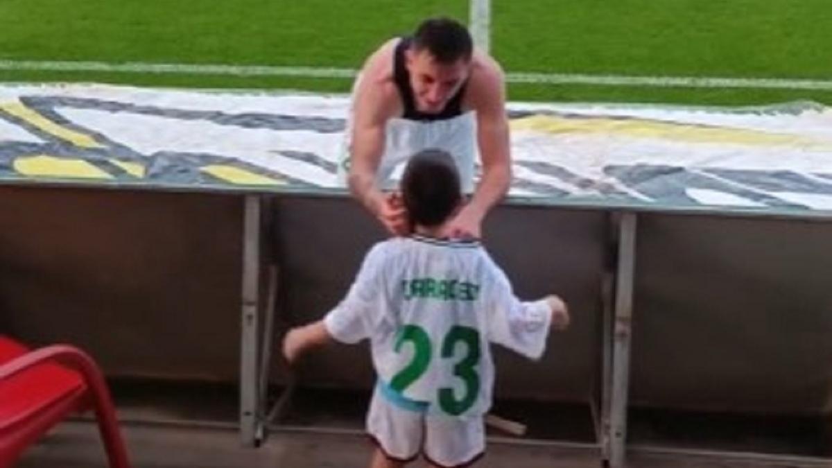 Momento en el que Cristian Carracedo entrega su camiseta a Sergio.