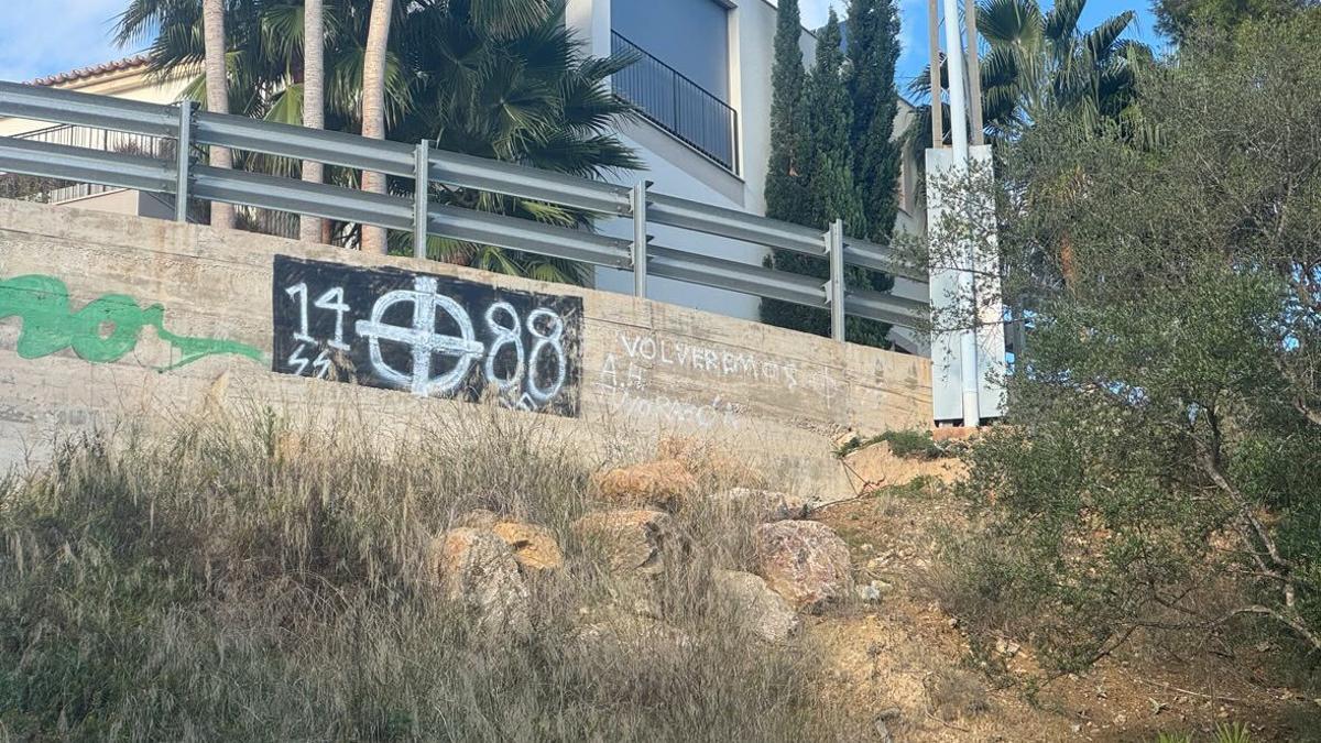 Pintadas nazis aparecidas en las curvas de Gènova.