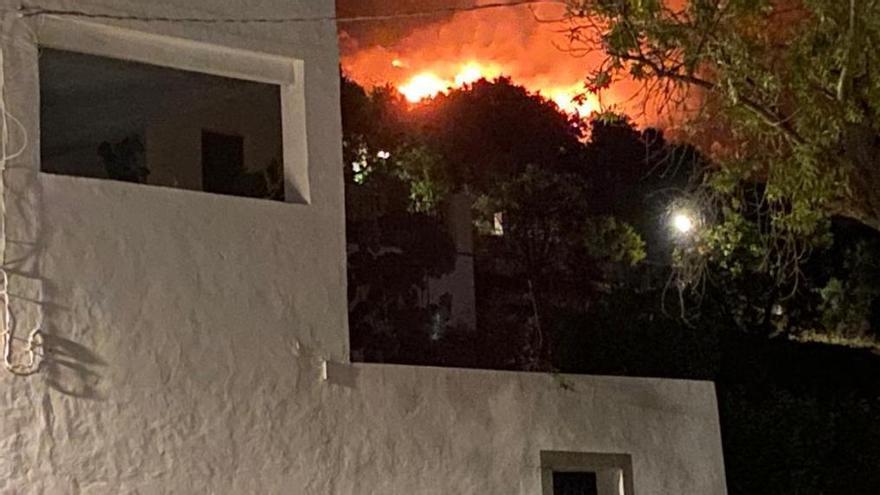 Impresionantes imágenes nocturnas del incendio de Vall d'Ebo