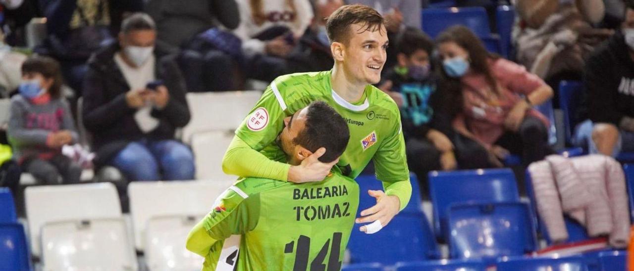 El capitán Tomaz levanta al mallorquín Pope, que se acababa de estrenar como goleador en el Palma Futsal. | PALMA FUTSAL
