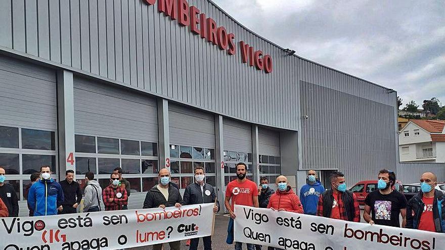 Colectivos de bomberos de Vigo, ayer, en el parque de Teis.