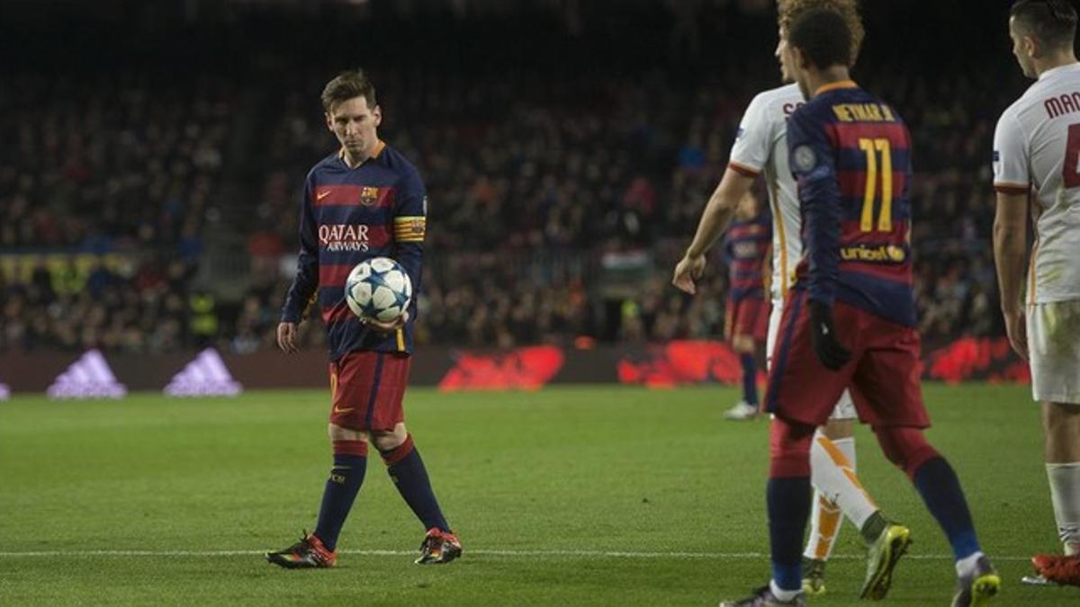 Messi cede el balón a Neymar para el penalti fallado.