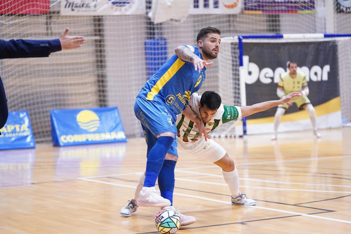 Damián Mareco presiona a Juanqui en el Peñíscola-Córdoba Futsal.