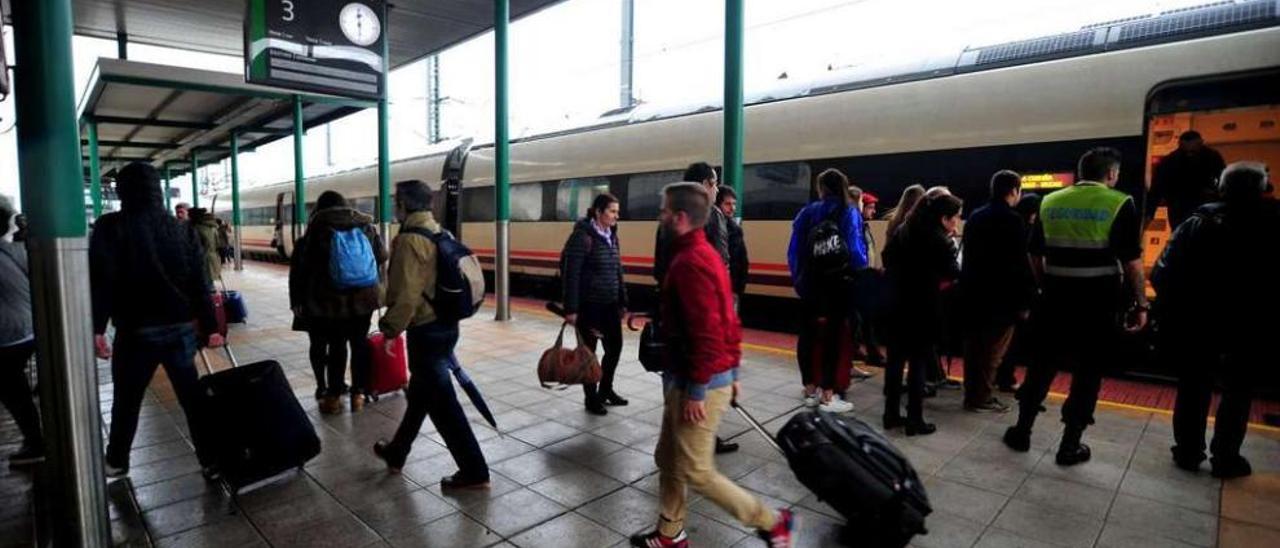 Pasajeros ayer en la estación del ferrocarril de Vilagarcía de Arousa. // Iñaki Abella