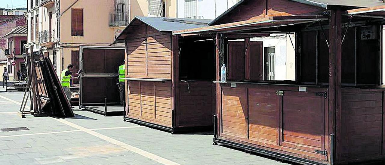 Operarios montan durante estos días las casetas para la Fira de Sant Miquel.