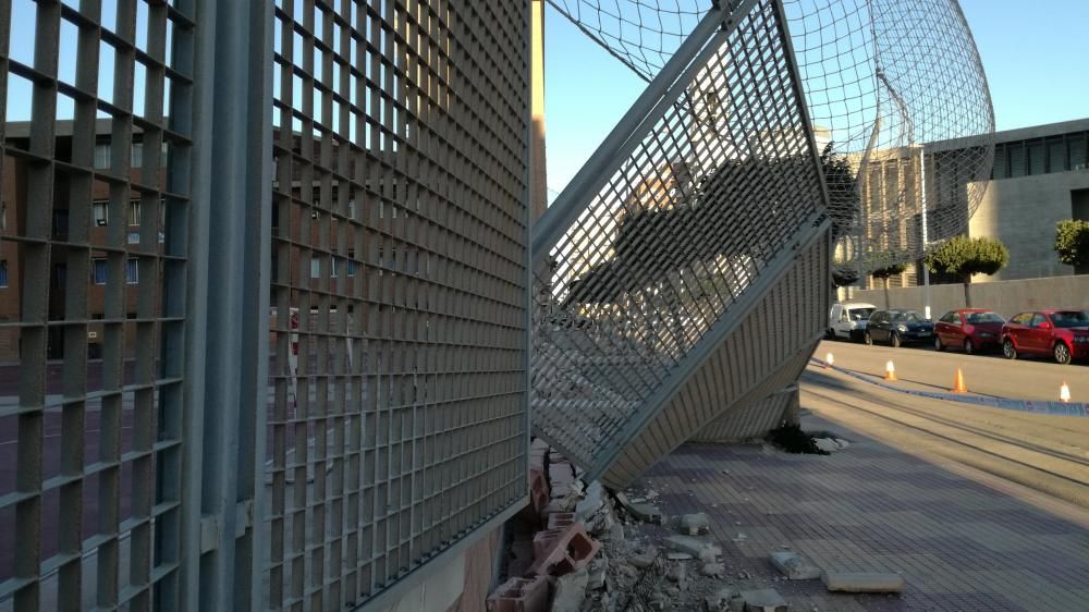 El muro del Colegio Maristas que ha caído por el fuerte poniente que sopla hoy en Cullera.